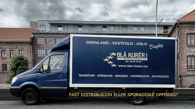 Blå Kurer lastebil med reklame for transporttjenester i Oslo, parkert ved bygninger i bakgrunnen.