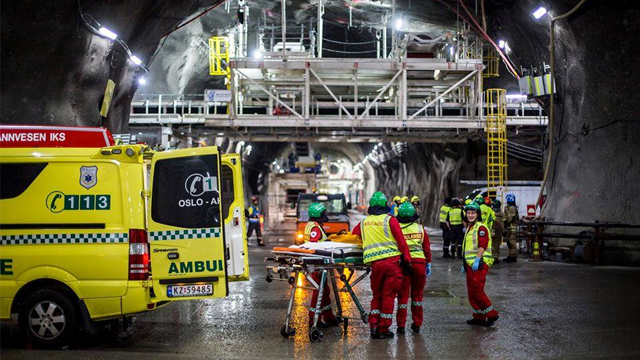 Ambulanse og redningsmannskap i en tunnel, med utstyr og beredskap for nødsituasjoner.