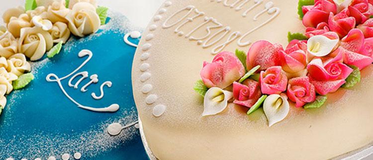 To kaker dekorert med blomster og navn, en blå kake med "Lars" og en gyllen hjertekake med roser.