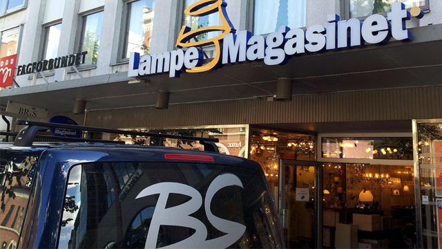 Butikken Lampe Magasinet med en blå varebil parkert foran inngangen.