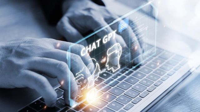 Hender som skriver på et tastatur med en holografisk ChatGPT-skjerm i bakgrunnen.