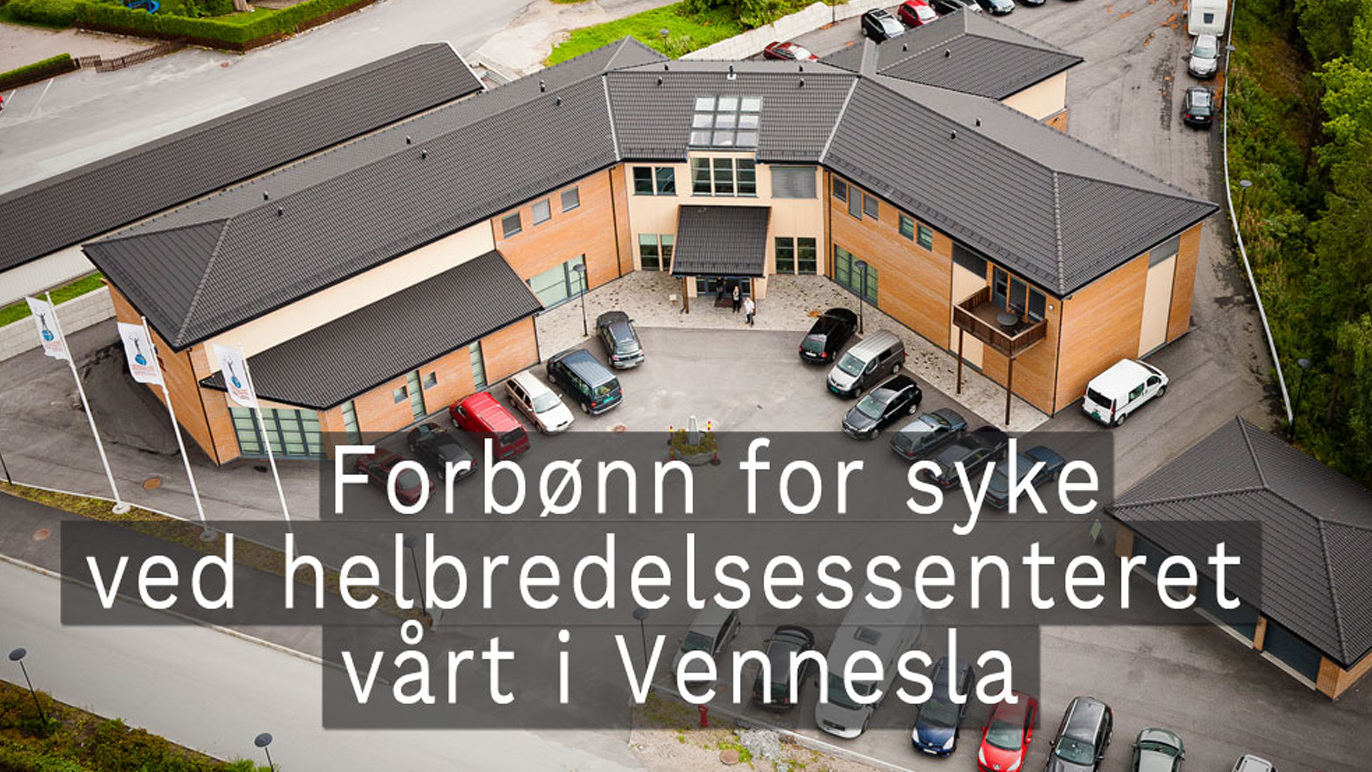 Forbønn for syke ved helbredelsessenteret i Vennesla med bygning og parkerte biler.