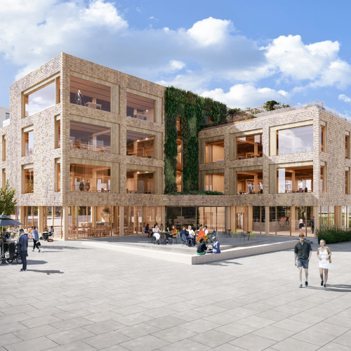 Moderne bygning med treverk, store vinduer og grøntområde, omgitt av mennesker på en solfylt dag.