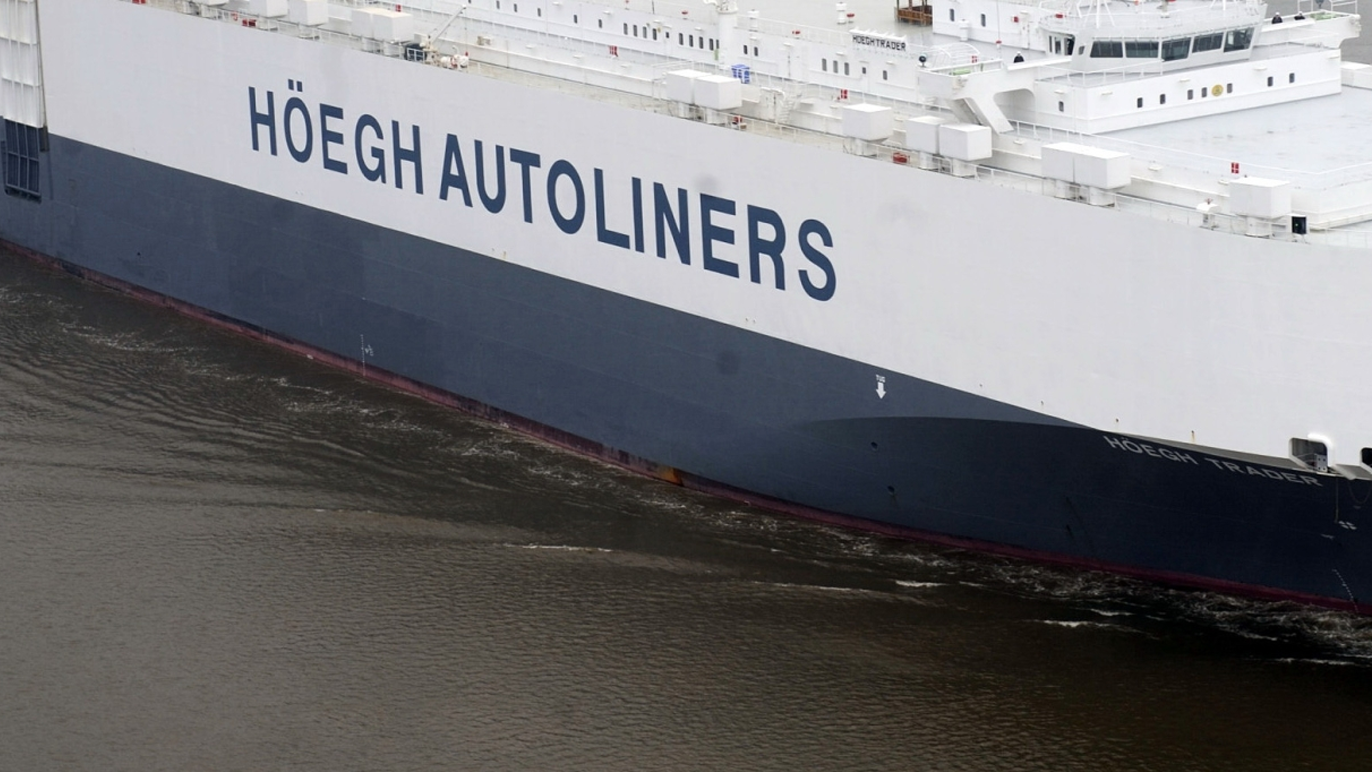 Höegh Autoliners fraktskip med navnet tydelig synlig på siden, som seiler på vannet.
