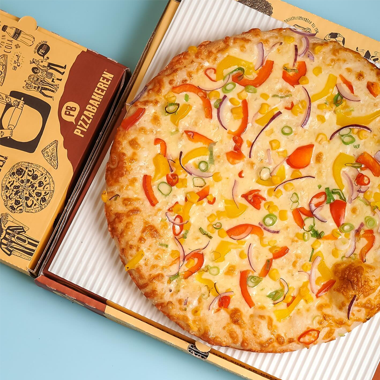 En stor pizza med ost, paprika, løk og grønne løkser, servert i en fargerik pizzakartong.
