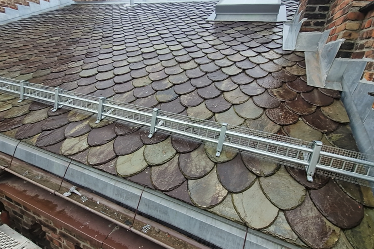 Tak med skiferstein og metallbeslag, som viser en tradisjonell takdesign med runde fliser.