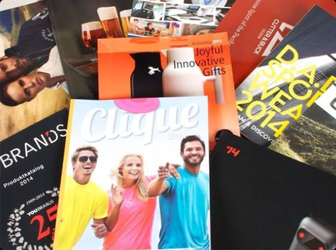 Forside av magasinet "Clique" sammen med flere brosjyrer og kataloger for produkter og gaver.