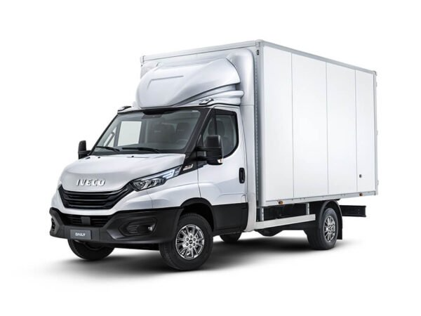 En sølvfarget Iveco lastebil med lukket kasse, perfekt for transport av varer.