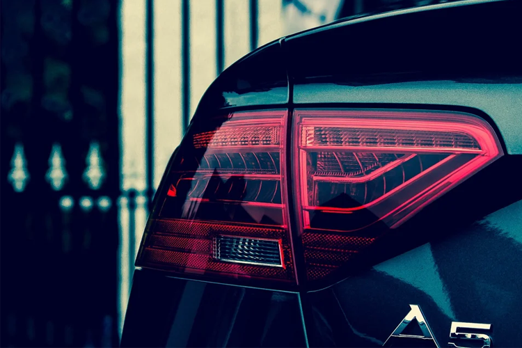 Baklysene på en svart Audi A5 med moderne design og detaljerte linjer.