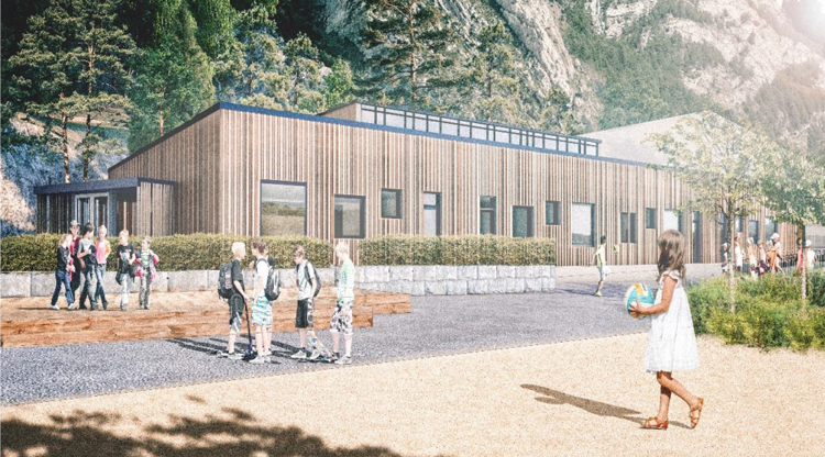 Moderne bygning i tre med elever som går foran, omgitt av natur og fjell. Solfylt dag med en jente som holder en ball.