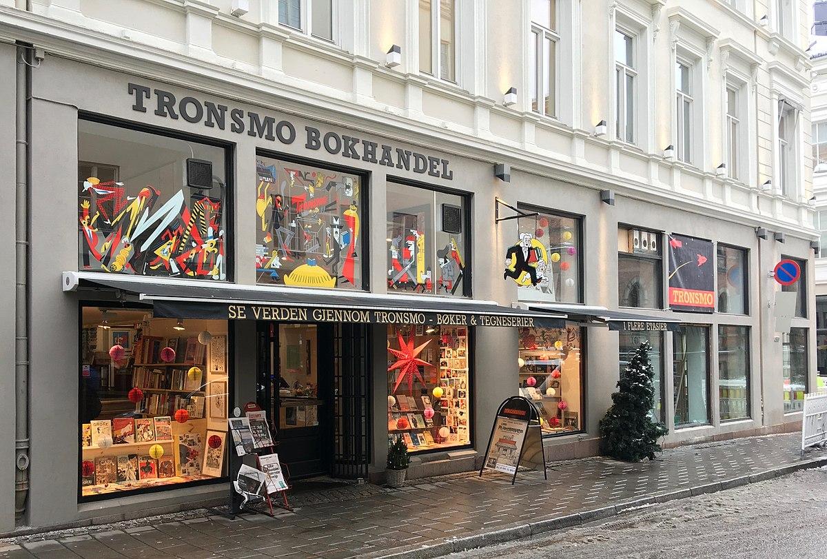 Tronsmo bokhandel med fargerike vindusutstillinger og gateutsikt i Oslo.