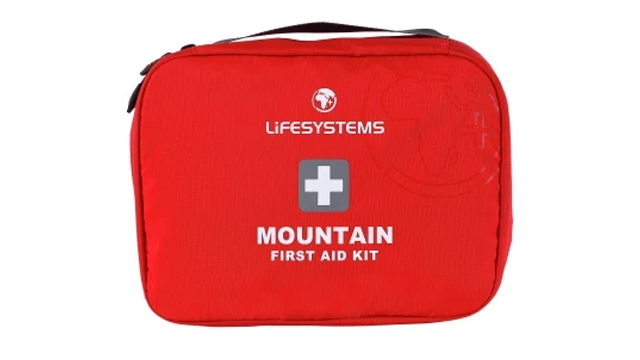 Førstehjelpsutstyr i rød veske med teksten "MOUNTAIN FIRST AID KIT" fra Lifesystems.