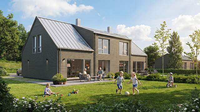 Moderne hus med skråtak, hage og barn som leker på gresset i solfylt vær.