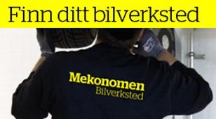 En person iført en svart t-skjorte med teksten "Mekonomen Bilverksted" på ryggen, som holder en dekk.