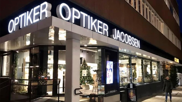 Butikken Optiker Jacobsen med juledekorasjoner og store vinduer i sentrum.
