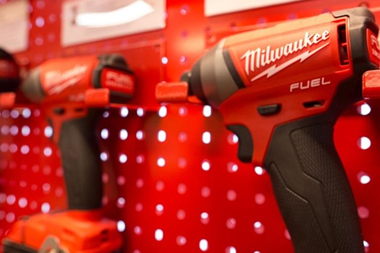 Bilde av Milwaukee verktøy på en rød verktøytavle, inkludert en skrutrekker og en drill.