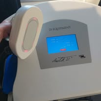 Håndholdt enhet med skjerm som viser informasjon om ZH-utstyr.