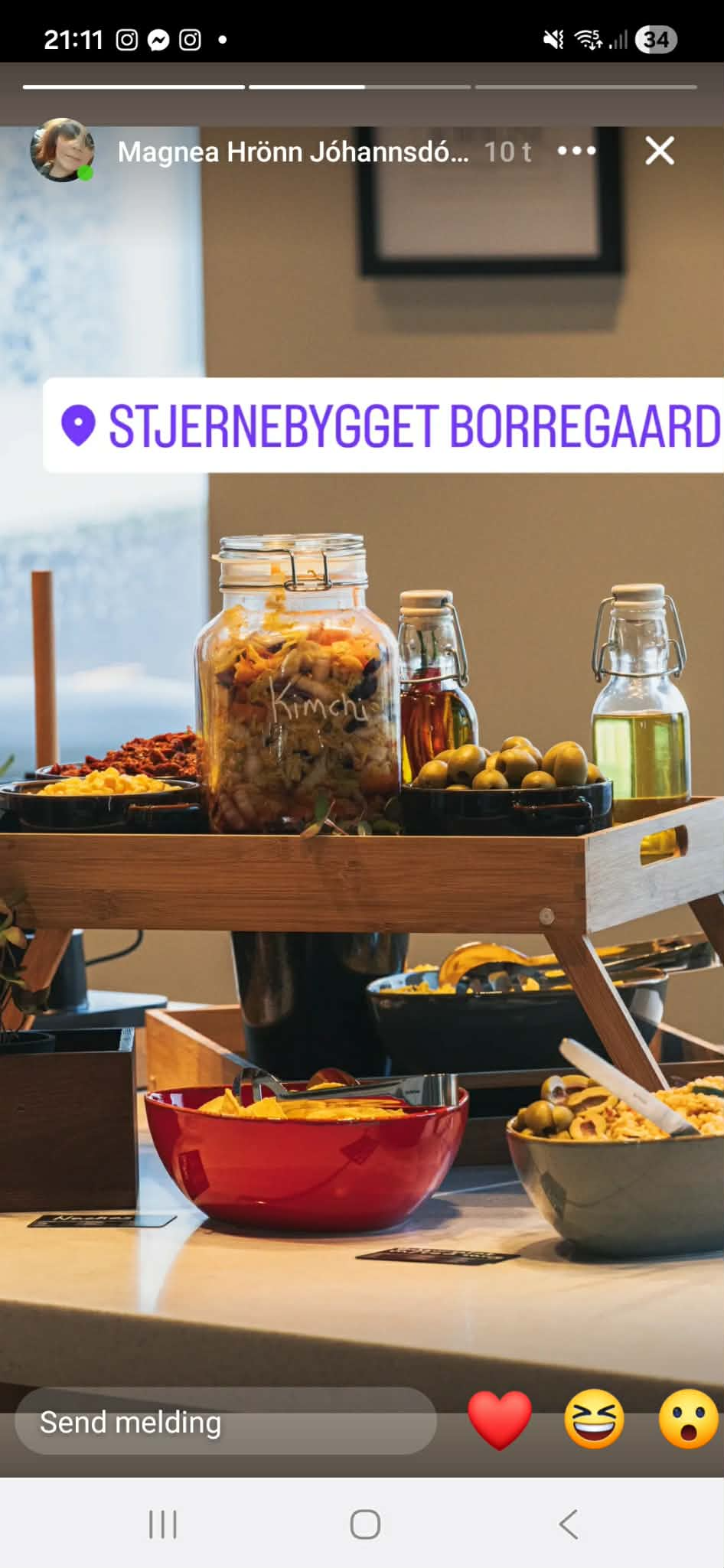 Et bord med forskjellige retter, inkludert salater, olivenolje og en stor glasskrukke med mat.