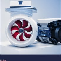 En moderne vannjetmotor med rød og hvit propell, plassert ved siden av en kraftig elektrisk motor.
