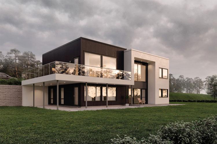 Moderne hus med stor terrasse, glassrekkverk og grønne omgivelser under en skyet himmel.