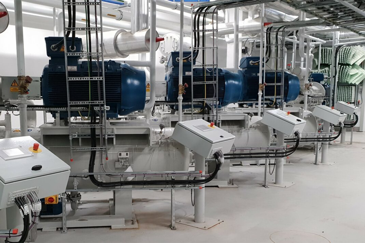 Industrielle kompressorer med kontrollbokser i et moderne anlegg for luftbehandling.