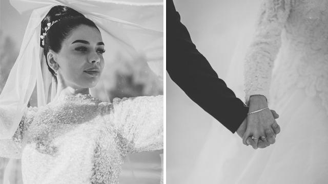 Brud i hvit kjole med slør, holder hender med brudgom i sort dress, romantisk bryllupsbilde.
