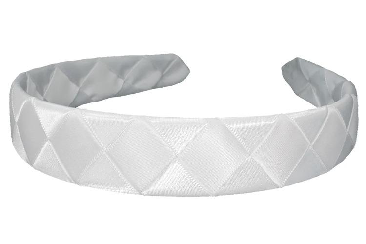 Hvit satenghårbånd med diamantmønster, perfekt for fest eller hverdagsbruk.