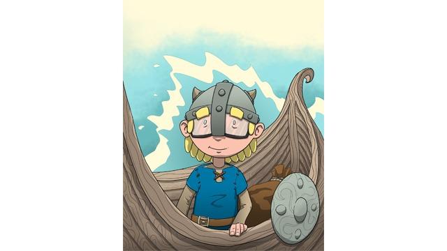 En glad vikinggutt med hjelm står i en båt, omgitt av blått hav og lys himmel.