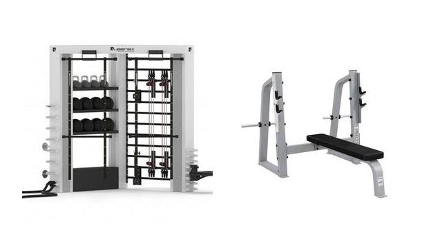 Treningsutstyr med frivekter og benk for styrketrening i et moderne treningsstudio.