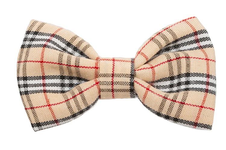 En klassisk rutete sløyfe i beige, svart og rød farge, laget av stoff med et elegant mønster.