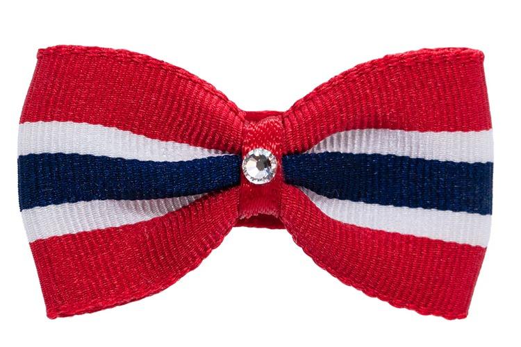 En rød sløyfe med hvite og blå striper, dekorert med en liten rhinestone i midten.