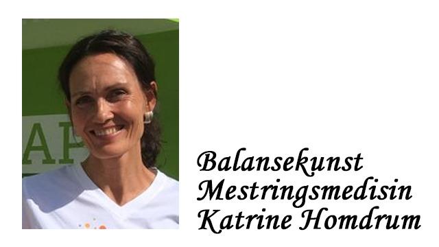 Katrine Homdrum smiler foran en grønn bakgrunn med teksten "Balansekunst Mestringsmedisin".