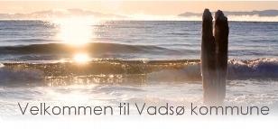 Soloppgang over havet med tre staker i forgrunnen og teksten "Velkommen til Vadsø kommune" i bunnen.