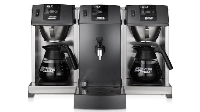 Kaffemaskin med tre bryggere og to glasskanne, designet for å lage flere kopper kaffe samtidig.
