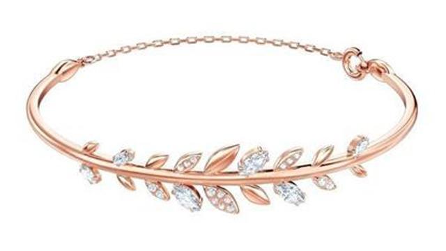 Et elegant armbånd i roségull med bladdesign og glitrende steiner.
