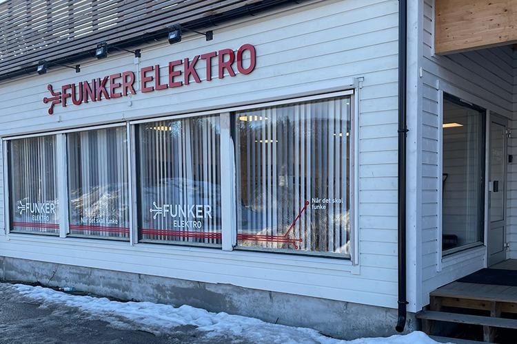 Funker Elektro butikkfasade med store vinduer og snø på bakken.