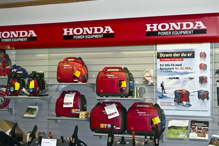 Bilde av Honda strømaggregater utstilt i en butikk, med tydelig merking og informasjon om produktene.