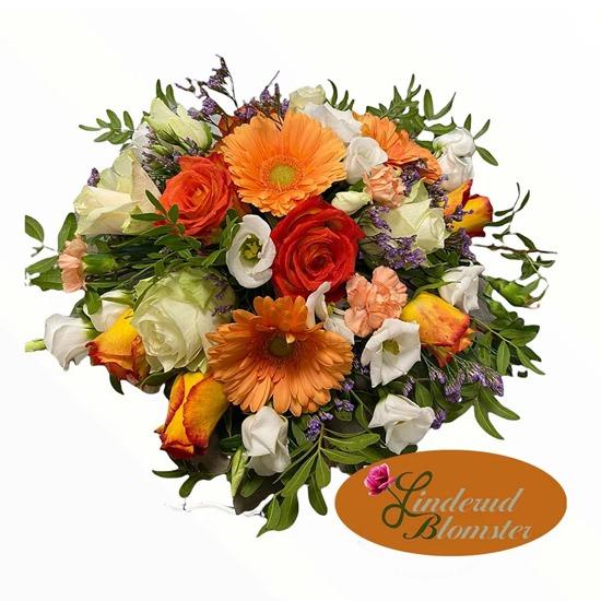 En fargerik blomsterbukett med oransje gerbera, røde roser, hvite fresiaer og grønt bladverk.
