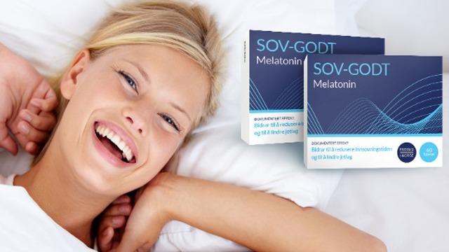 En smilende kvinne ligger på en pute med pakker av SOV-GODT melatonin i bakgrunnen.