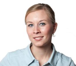 Ung kvinne med blondt hår og blå øyne, iført en lys skjorte, smiler mot kameraet.