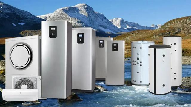 Moderne varmepumper og varmtvannsberedere i et naturskjønt fjellandskap med elv.