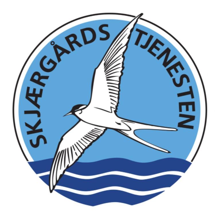 Logo for Skjærgårdstjenesten med en fiskemåke som flyr over blå bølger.