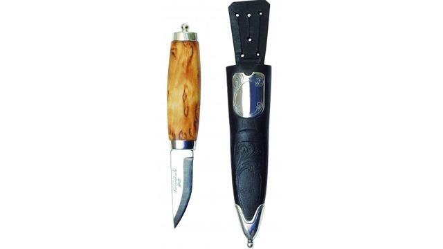En kniv med oliventrehåndtak og en svart lærslire, designet for friluftsliv og håndverk.