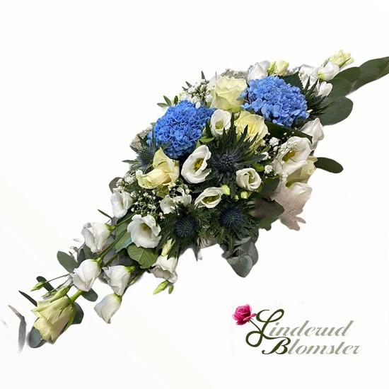 En vakker bukett med blå hortensia, hvite roser og grønne blader, dekorert med små blomster.