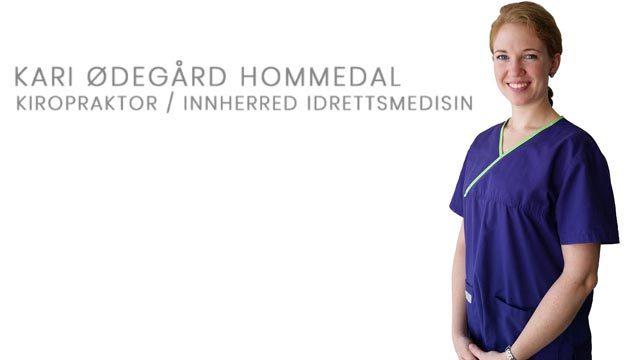 Kiropraktor Kari Ødegård Hommedal i blå arbeidsdrakt, smilende med hvit bakgrunn.