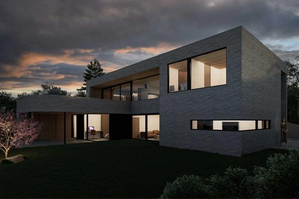 Moderne hus med store vinduer, beliggende i en hage under en dramatisk himmel ved skumring.