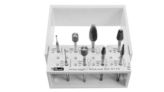 Verktøysett med ulike freser og bor i en hvit oppbevaringsboks for hobbybruk.