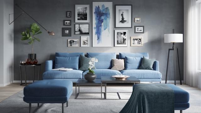Moderne stue med blå sofa, kunstverk på veggen, planter og stilige møbler i en lys atmosfære.