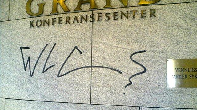 Graffiti med teksten "WLC" på veggen til Grand Konferansesenter.