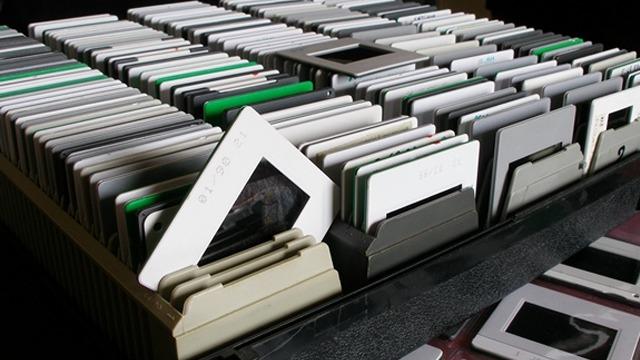 En samling av lysbilder i en skuff, med flere farger og former, inkludert en trekantet lysbilde.